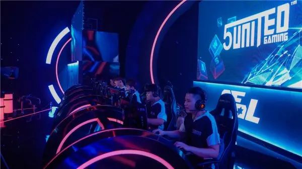 内维尔谈曼联生涯：对工资从无要求 俱乐部开价直接签字